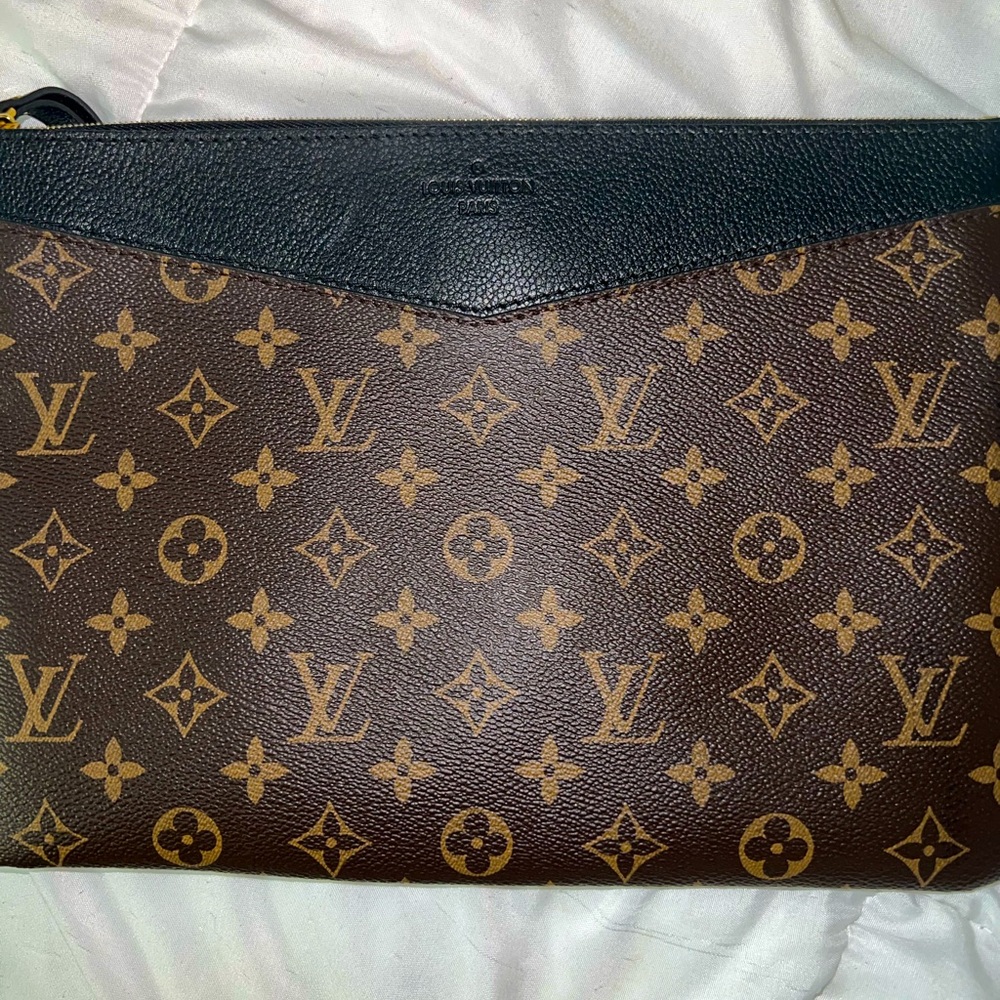 Louis Vuitton daily pouch